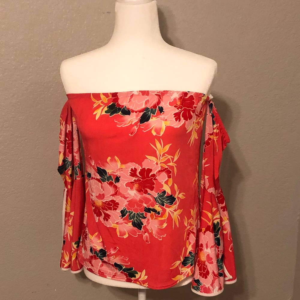 Off the shoulder bell sleeve boutique top